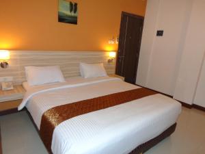 泗水弗兰克酒店的一间位于酒店客房内的带大床的卧室