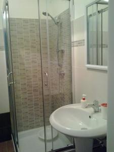 莱韦拉诺B&B la Coccinella的一间带水槽和玻璃淋浴的浴室