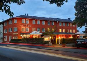 巴特恩豪森斯蒂克德普里瓦酒店的街道上一座红色的大建筑,酒店