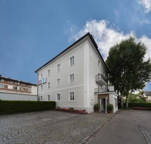 萨尔茨堡Amedeo Zotti Residence Salzburg的白色的建筑,旁边设有阳台