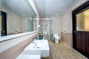 西归浦市海水温泉酒店 的一间带水槽和卫生间的浴室