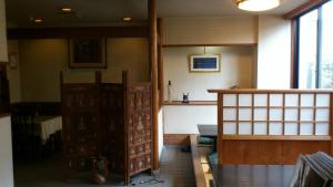 宫岛雅买池贝坎酒店的一间房间,房间内设有门和桌子