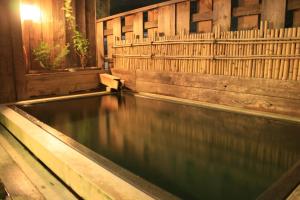 千曲市旬树庵柏屋传统日式旅馆的木墙房间的水池