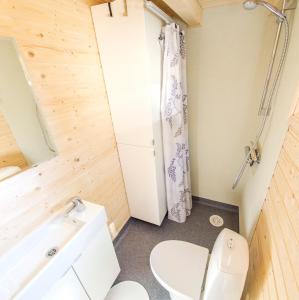 尼斯泰兹纳斯特斯特兰德露营地的一间带卫生间和水槽的小浴室