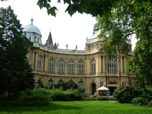 布达佩斯布达佩斯乔伊公寓的一座大型建筑,前面有一个绿色庭院