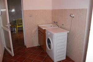 冯塔尼比安奇La Piccola Musa的一间带洗衣机和水槽的浴室