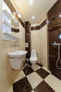 桑丹斯基Sandanski Peak Guest Rooms的浴室配有卫生间、盥洗盆和淋浴。