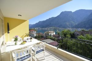 科托尔Posto Capitano C Group的享有湖泊和山脉美景的阳台。