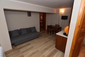 斯波莱托Appartamento Le More的客厅配有沙发和桌子