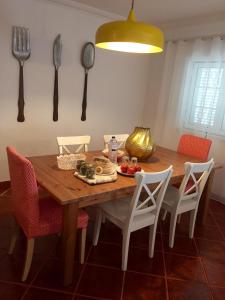塞卡尔Monte do Espadanal的餐桌、椅子和餐具