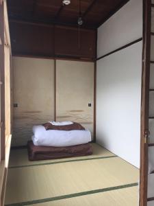 箱根箱根台旅馆的中间设有一张床的房间
