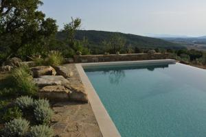 马萨马里蒂马Le Moraiole的山景游泳池