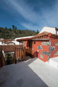 吉亚德伊索拉Casa Vidal的一个带屋顶的红色房子的阳台