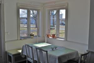 Bankeryd玛玛卡利纳斯B&B家庭旅馆的一间带桌子和3个窗户的用餐室