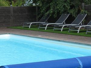 阿尔桑雷太阳伞酒店的游泳池旁设有躺椅