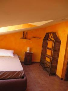 罗马海岸度假屋的一间卧室设有一张床和一个书架