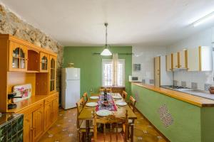 托雷斯卡萨约里纳乡村民宿的厨房配有桌椅