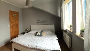 格洛韦Ferienwohnung Möwe的卧室配有带白色棉被的床
