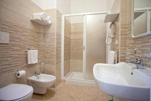 奥特朗托Agriturismo Masseria Terra D'Otranto的浴室配有卫生间、盥洗盆和淋浴。