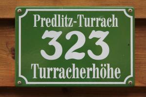 图拉彻霍赫图拉切伯格特公寓的墙上的绿色标志,上面写着预测的平方