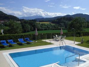 弗尔克马克特Gasthof-Pension Lamprecht的一个带椅子的游泳池,享有山景