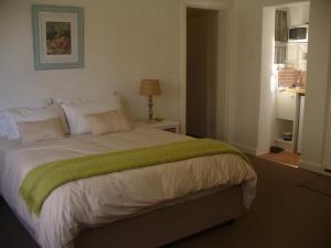 梅森堡Royal at Sea的一间卧室配有一张带绿毯的床