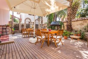 安塔利亚马维阿尼潘斯优恩酒店的庭院配有桌椅和遮阳伞。