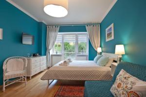 克雷尼察Trzy Siostry的蓝色的卧室设有床和窗户