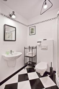 克雷尼察Trzy Siostry的浴室铺有黑白格子地板。