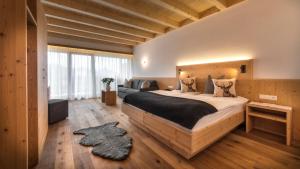 多比亚科莫里茨酒店的一间卧室配有一张大床和一张沙发