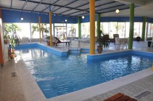 特尔马斯德里奥翁多Hotel De Las Artes的大楼里一个蓝色的大泳池