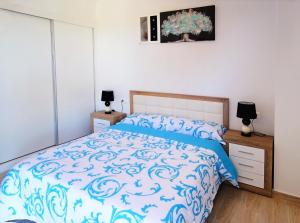 拉马他Pinada La Mata的一间卧室配有一张带蓝色棉被的床