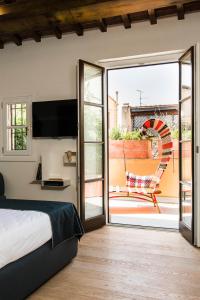 佛罗伦萨米卢酒店的一间卧室设有一张床和一个滑动玻璃门