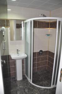 安卡拉赛拉大酒店的带淋浴和盥洗盆的浴室