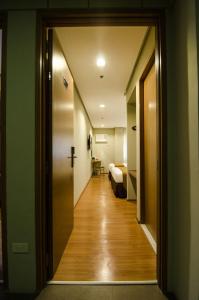 伊洛伊洛麦迪逊PHL酒店的走廊上设有通往卧室的门