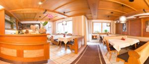施图拜河谷新施蒂夫特克里斯托夫酒店的餐厅设有木制天花板和桌椅
