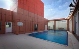 麦纳麦Orange Suites Hotel的一座建筑物中央的游泳池