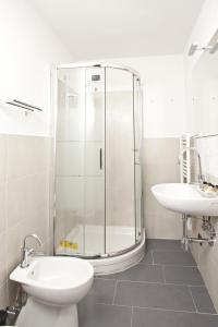 佛罗伦萨坎托戴米勒旅馆的带淋浴、卫生间和盥洗盆的浴室
