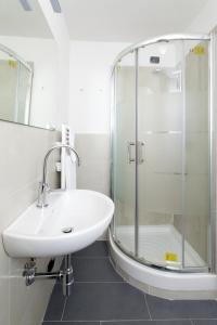 佛罗伦萨坎托戴米勒旅馆的一间带水槽和玻璃淋浴的浴室