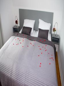 库克斯港Gärtnerhaus的一间卧室,床上有红色的鲜花