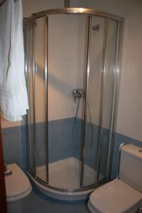 洛雷多Apartamento de Playa Somo Loredo的带淋浴和卫生间的浴室