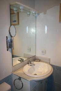 洛雷多Apartamento de Playa Somo Loredo的一间带水槽和镜子的浴室