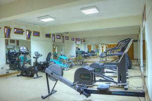 赫尔格达吉夫腾阿祖尔度假酒店的一间健身房,里面设有数个健身器材