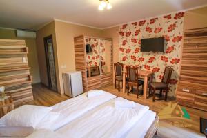 索瓦塔Németh Resort的一间卧室配有一张床和一张桌子及椅子