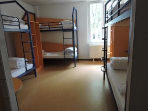 米卢斯米卢斯青年旅舍的客房设有三张双层床和一扇窗户。
