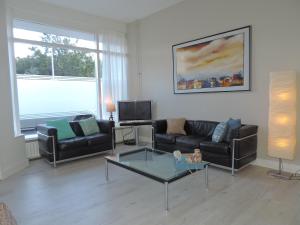 斯海弗宁恩Sea & Dunes的客厅配有两张沙发和一张咖啡桌