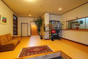 忍野村叶娜旅馆的带沙发和地毯的客厅