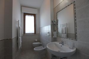 阿夸维瓦皮切纳Casolare Azzurro的一间带水槽、卫生间和镜子的浴室