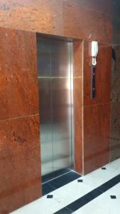 Ḩilf萨拉匹斯酒店的大楼内有金属门的电梯