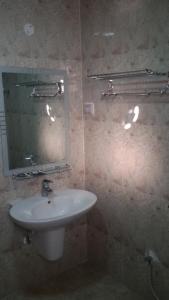 Ḩilf萨拉匹斯酒店的一间带水槽和镜子的浴室